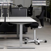 Hæve sænkebord med laminat overflade. Vælg selv størrelse og farve