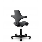 HÅG Capisco 8106 kontorstol, med mørk grå uldstof. Select stof har bedste slidstyrke og god siddekomfort.  