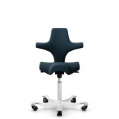 HÅG Capisco 8106 kontorstol, med mørk blå uldstof. Select stof har bedste slidstyrke og god siddekomfort.  