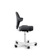 HÅG Capisco 8106 kontorstol, med mørk grå uldstof. Select stof har bedste slidstyrke og god siddekomfort.  