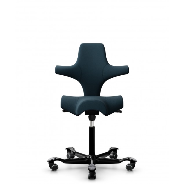 HÅG Capisco 8106 kontorstol, med mørk blå uldstof. Select stof har bedste slidstyrke og god siddekomfort.  