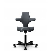 HÅG Capisco 8106 kontorstol, med mellem grå uldstof. Select stof har bedste slidstyrke og god siddekomfort.  
