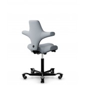 HÅG Capisco 8106 kontorstol, med lys grå uldstof. Select stof har bedste slidstyrke og god siddekomfort.  