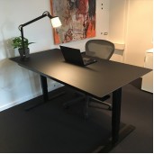 Black office pakketilbud. 160x80 cm hæve sænkebord med Aeron kontorstol og Vipp bordlampe. DET ER HELT SORT!!!