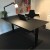 Black office pakketilbud. 160x80 cm hæve sænkebord med HÅG Capisco 8106 kontorstol og Vipp bordlampe. DET ER HELT SORT!!!