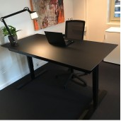 Black office pakketilbud. 160x80 cm hæve sænkebord med Every kontorstol og Vipp bordlampe. DET ER HELT SORT!!!