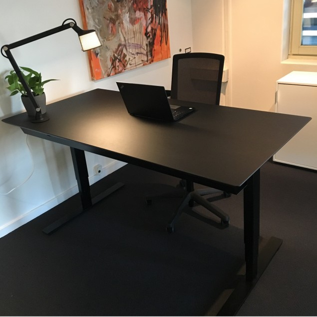 Black office pakketilbud. 160x80 cm hæve sænkebord med Every kontorstol og Vipp bordlampe. DET ER HELT SORT!!!