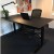 Black office pakketilbud. 160x80 cm hæve sænkebord med HÅG SoFi 7500 kontorstol og Vipp bordlampe. DET ER HELT SORT!!!
